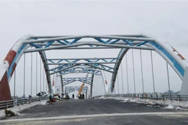 Hoàn tất hạng mục trải thảm bêtông nhựa mặt cầu Bến Tượng. (Ảnh: Hoàng Nguyên/TTXVN)