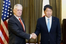 ộ trưởng Quốc phòng Nhật Bản Itsunori Onodera (phải) và người đồng cấp Mỹ James Mattis (trái). (Nguồn: Kyodo/TTXVN)