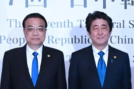 Thủ tướng Trung Quốc Lý Khắc Cường (trái), Thủ tướng Nhật Bản Shinzo Abe. (Nguồn: THX/TTXVN)