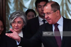 Ngoại trưởng Hàn Quốc Kang Kyung-wha và người đồng cấp Nga Sergei Lavrov. (Nguồn: Getty)