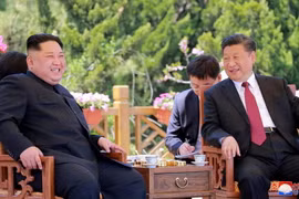 Chủ tịch Tập Cận Bình và nhà lãnh đạo Kim Jong-un tại thành phố Đại Liên, Trung Quốc hồi tháng 5. (Ảnh: KCNA)
