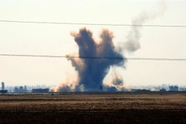 Khói bốc lên sau một cuộc pháo kích do lực lượng SDF tiến hành nhằm vào các mục tiêu của IS ở làng Sabah al-Khayr, ngoại ô tỉnh Deir Ezzor ngày 21/2/2017. (Ảnh: AFP/TTXVN)