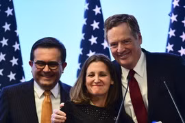 Bộ trưởng Kinh tế Mexico Ildefonso Guajardo (trái) trong vòng đàm phán thứ 7 của NAFTA với Ngoại trưởng Canada Chrystia Freeland (giữa) và Đại diện thương mại Mỹ Robert Lighthizer ở Mexico City, ngày 5/3. (Nguồn: AFP/TTXVN)
