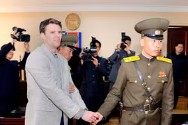  Sinh viên Otto Warmbier (trái) tại tòa án ở Bình Nhưỡng, Triều Tiên ngày 16/3/2016. (Nguồn: EPA/TTXVN)