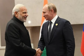 Tổng thống Nga Vladimir Putin (phải) trong cuộc gặp Thủ tướng Ấn Độ Narendra Modi tại một hội nghị ở Johannesburg, Nam Phi ngày 26/7/2018. (Ảnh: AFP/TTXVN)