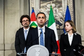  Lãnh đạo M5S Luigi Di Maio (giữa) tại cuộc hộp báo ở Rome. (Nguồn: THX/TTXVN)