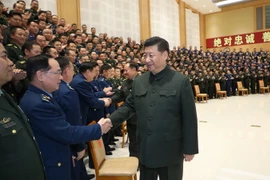 Chủ tịch Trung Quốc Tập Cận Bình (phải) trong cuộc gặp các sỹ quan cấp cao một đơn vị bộ đội địa phương tỉnh Tứ Xuyên ở thủ phủ Thành Đô ngày 12/2. (Nguồn: THX/TTXVN)