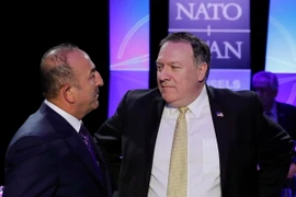 Ngoại trưởng Mỹ Mike Pompeo (phải) và người đồng cấp Thổ Nhĩ Kỳ Mevlut Cavusoglu tại cuộc gặp ở Brussels, Bỉ ngày 11/7. (Ảnh: AFP/TTXVN)