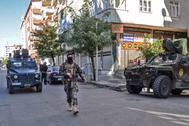  Cảnh sát Thổ Nhĩ Kỳ tuần tra tại Diyarbakir. (Nguồn: AFP/TTXVN)