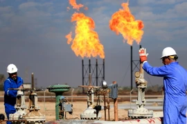 Công nhân làm việc tại cơ sở lọc dầu ở Basra, Iraq ngày 14/12/2017. (Nguồn: AFP/TTXVN)