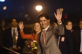 Thủ tướng Canada Justin Trudeau (phải) và phu nhân Gregoire Trudeau tới căn cứ không quân Palam ở New Delhi, Ấn Độ ngày 17/2. (Nguồn: AFP/TTXVN)