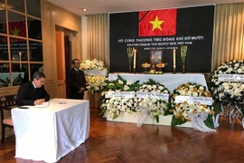 Đại sứ Cuba tại Thái Lan ghi sổ tang. (Ảnh: Sơn Nam/TTXVN)