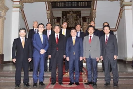 Chủ tịch UBND Tp. Hồ Chí Minh Nguyễn Thành Phong với ông Makoto Kobayashi, Thị trưởng Thành phố Hachinohe cùng các Thị trưởng thuộc tỉnh Aomori, Nhật Bản. (Ảnh: Thanh Vũ/TTXVN)