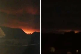 Khói lửa bốc lên ngùn ngụt tại hiện trường vụ nổ kho vũ khí của quân đội Ukraine, cách thủ đô Kiev 176km về phía đông ngày 9/10/2018. (Ảnh: Borshch 1/TTXVN)