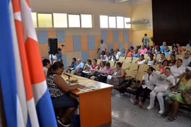 Người dân Cuba tham gia buổi tham vấn về dự thảo Hiến pháp mới tại La Habana ngày 13/8/2018. (Ảnh: AFP/TTXVN)