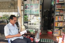 Mỗi ngày, mở tiệm sách đón tất cả mọi người đến đọc là niềm vui và hạnh phúc của ông Cần. (Ảnh: Gia Thuận/TTXVN)