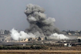  Khói bốc lên sau một cuộc không kích tại khu vực tỉnh Quneitra, miền nam Syria ngày 25/7. (Ảnh: AFP/TTXVN)