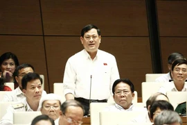 Đại biểu Quốc hội tỉnh Nghệ An Nguyễn Hữu Cầu chất vấn các thành viên Chính phủ. (Ảnh: Văn Điệp/TTXVN)