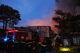 Cảnh sát PCCC triển khai chữa cháy. (Ảnh: Thành Chung/TTXVN) 