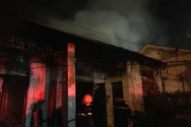 Hiện trường vụ hỏa hoạn ở khu tập thể cũ của ngân hàng Công thương trên đường Nguyễn Du. (Ảnh: Nguyễn Oanh/TTXVN)