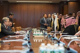 Tổng thư ký LHQ Guterres trong cuộc gặp Thái tử Saudi Arabia Mohammed bin Salman (phải) tại trụ sở LHQ ở New York (Nguồn: AFP/TTXVN)