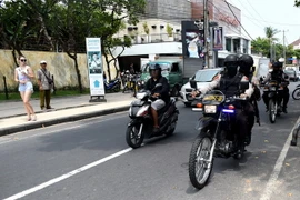 Cảnh sát đặc nhiệm Indonesia tuần tra tại Kuta gần Denpasar trên đảo Bali. (Nguồn: AFP/TTXVN)