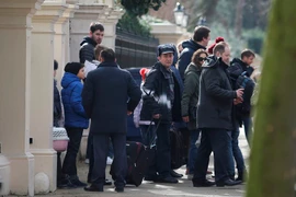  Các nhà ngoại giao Nga và gia đình rời Đại sứ quán Nga ở London, Anh ngày 20/3. (Nguồn: AFP/TTXVN)