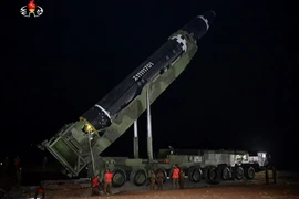  Tên lửa liên lục địa được đặt vào bệ phóng di động ở Triều Tiên, chuẩn bị cho vụ phóng hồi tháng 11/2017. (Nguồn: YONHAP/ TTXVN)