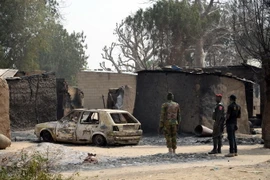 Binh sỹ Nigeria điều tra tại hiện trường vụ tấn công do phiến quân Boko Haram tiến hành nhằm vào một ngôi làng ở bang Borno. (Ảnh: AFP/TTXVN)