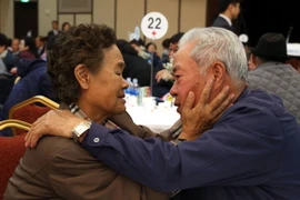 Buổi đoàn tụ gia đình ly tán trong Chiến tranh Triều Tiên tại khu nghỉ dưỡng núi Kumgang ở Triều Tiên tháng 10/2015. (Nguồn: AFP/TTXVN)