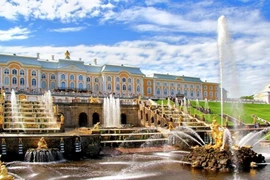 Cung điện Peterhof (Cung điện mùa Hè) - điểm đến hấp dẫn tại thành phố St.Petersburg . (Ảnh Quang Vinh/TTXVN)
