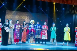 Một số mẫu thiết kế áo dài truyền thống sẽ được giới thiệu trong Lễ hội năm nay. (Ảnh: Gia Thuận/TTXVN)