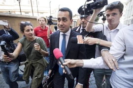 Lãnh đạo của đảng Phong trào 5 Sao (M5S) Luigi Di Maio rời khỏi Hạ viện ở Rome ngày 31/5. (Nguồn: EPA/TTXVN)