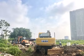 Hiện trường buổi cưỡng chế vi phạm trật tự xây dựng đối với hộ bà Nguyễn Thị Hiên, thôn Triều Khúc, xã Tân Triều, Thanh Trì. Hà Nội. (Ảnh: Minh Nghĩa/TTXVN)