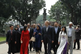 Chủ tịch Quốc hội CH Hồi giáo Iran Ali Ardeshir Larijani thăm Khu Di tích Quốc gia đặc biệt Văn Miếu-Quốc Tử Giám. (Ảnh: Văn Điệp/TTXVN) 