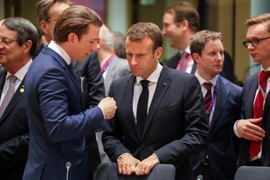 Thủ tướng Áo Sebastian Kurtz (trái) và Tổng thống Pháp Emmanuel Macron tại hội nghị thượng đỉnh EU ở Brussels, Bỉ ngày 28/6. (Ảnh: AFP/ TTXVN)