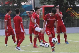 Trung vệ Trần Đình Trọng (số 21) đã trở lại tập luyện như bình thường cùng đồng đội. (Ảnh: Hoàng Linh/TTXVN)