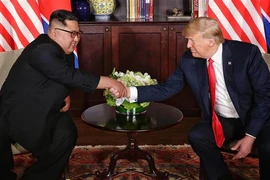 Nhà lãnh đạo Triều Tiên Kim Jong-un (trái) và Tổng thống Mỹ Donald Trump tại cuộc gặp ở Singapore ngày 12/6. (Ảnh: THX/TTXVN)