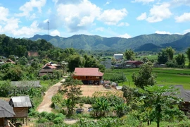 Một góc bản người Thái nằm ở cửa ngõ vào thung lũng xã Mường Phăng. (Ảnh: Xuân Tiến/TTXVN)