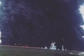 [Video] Đám cháy bất thường cực lớn giữa biển Indonesia