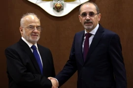 Ngoại trưởng Iraq Ibrahim Jaafar (ảnh, trái) và người đồng cấp nước chủ nhà Ayman Safadi. (Nguồn: AFP/TTXVN)