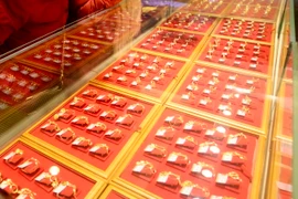 Người dân chọn mua vàng trang sức tại Tế Nam, thủ phủ tỉnh Sơn Đông, Trung Quốc. (Nguồn: THX/TTXVN)