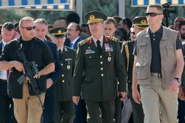 Tân Bộ trưởng Quốc phòng Thổ Nhĩ Kỳ Hulusi Akar (giữa). (Nguồn: AFP/TTXVN)