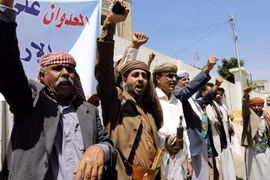 Cuộc xung đột giữa phiến quân Houthi và Lực lượng trung thành với cố Tổng thống Saleh tập trung ở phía Đông cảng biển Al-Mokha. (Nguồn: EPA)
