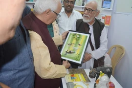 Thống đốc bang Tây Bangal tại gian sách Việt Nam. (Ảnh: Minh Luyến/Vietnam+)