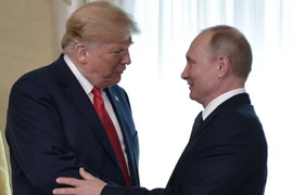 Tổng thống Mỹ Donald Trump và Tổng thống Nga Vladimir Putin tạicuộc gặp ở Helsinki, Phần Lan ngày 16/7. (Ảnh: AFP/TTXVN)
