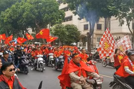 Cổ động viên diễu hành cổ vũ cho đội tuyển Việt Nam trên phố Hai Bà Trưng. (Ảnh: Hoàng Hùng/TTXVN)