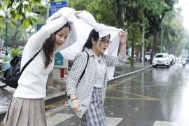 [Photo] Không khí lạnh gây mưa, nhiệt độ tại Hà Nội giảm mạnh