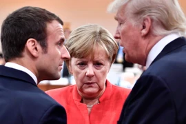 Tổng thống Pháp Emmanuel Macron, Thủ tướng Đức Angela Merkel và Tổng thống Mỹ Donald Trump trong cuộc gặp tại Hamburg, Đức ngày 7/7/2017. (Nguồn: AFP/TTXVN)