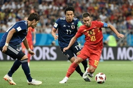 Cầu thủ Makoto Hasebe (giữa) của Nhật Bản kèm chặt Eden Hazard (phải) của Bỉ trong trận đấu tại vòng 1/8 World Cup 2018 ở Rostov-On-Don, Nga ngày 2/7. (Ảnh: AFP/TTXVN)
